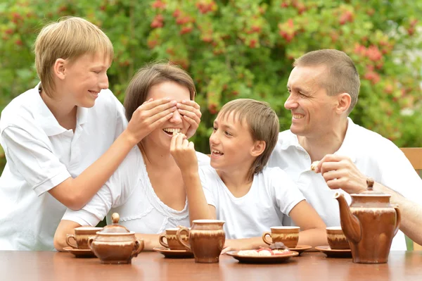 Rodina pije čaj venku — Stock fotografie