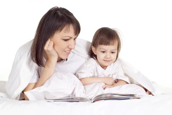 Мама и дочь читают — стоковое фото
