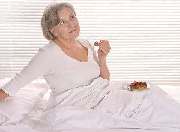 Красивая пожилая женщина отдыхает в спальне — стоковое фото