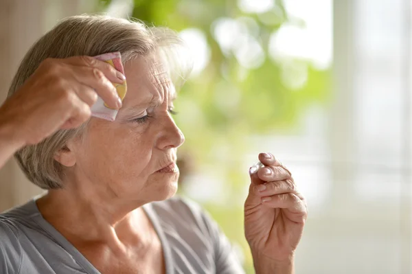 Frauen haben eine Temperatur — Stockfoto