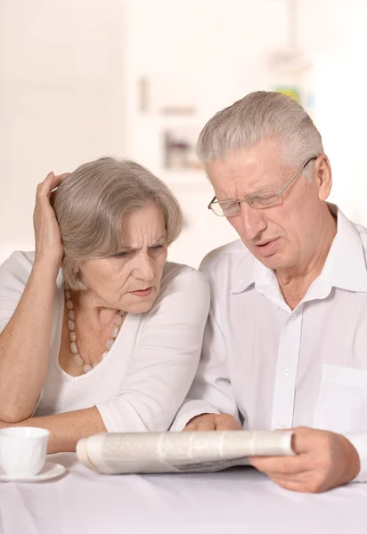 Pasangan senior kulit putih yang cantik duduk di meja — Stok Foto
