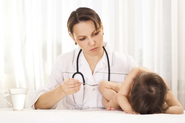 Médico inteligente com paciente pequeno — Fotografia de Stock