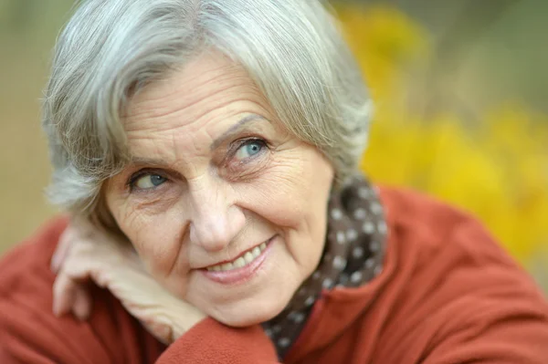 Doordachte senior vrouw in de herfst — Stockfoto