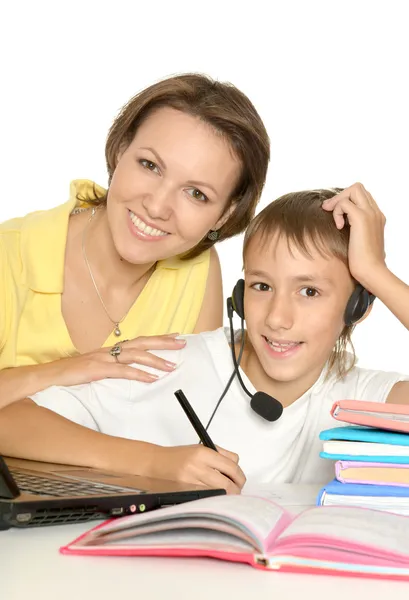 Mor och son studerar tillsammans — Stockfoto