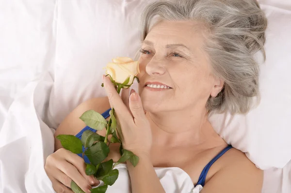 Mulher mais velha bonita descansando no quarto — Fotografia de Stock