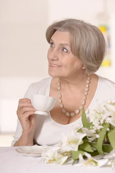 La anciana está descansando en casa — Foto de Stock