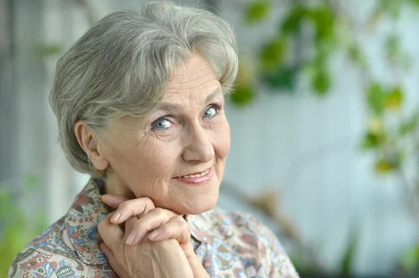 Retrato de una mujer mayor —  Fotos de Stock