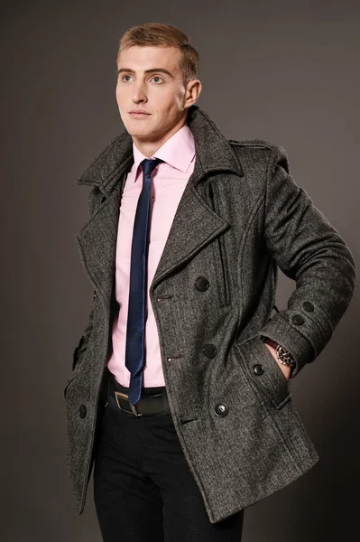 Hombre guapo con abrigo —  Fotos de Stock