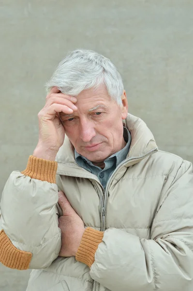 Denkender älterer Mann — Stockfoto