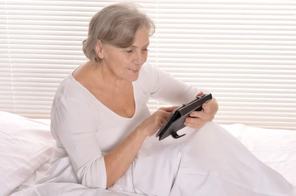 Stara kobieta z komputera typu tablet — Zdjęcie stockowe