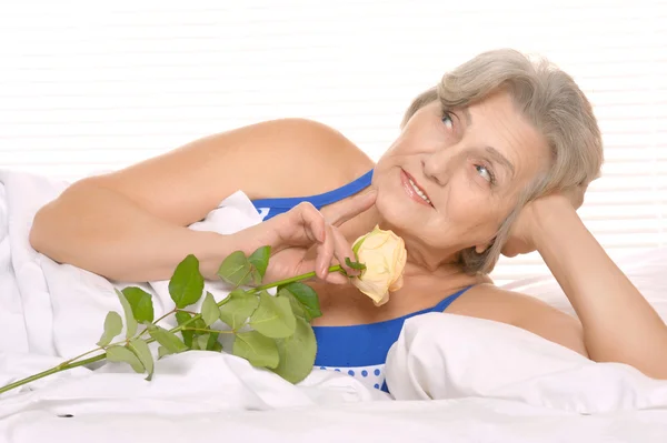 Schöne ältere Frau ruht sich im Schlafzimmer aus — Stockfoto