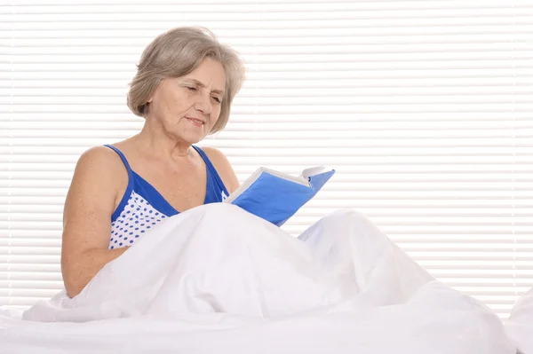 Mujer mayor descansando en el dormitorio — Foto de Stock