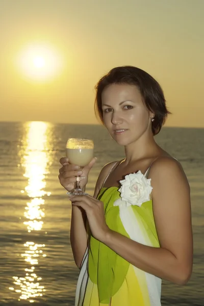 Sympothetic vrouw op het strand — Stockfoto