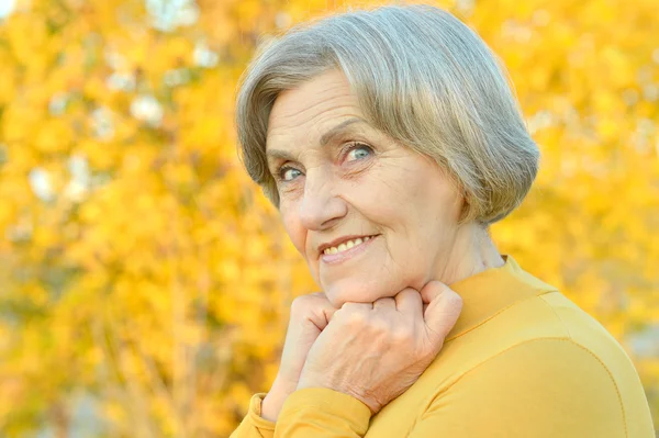 Nachdenkliche Seniorin im Herbst — Stockfoto