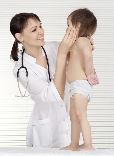 Bella buona infermiera caucasica tratta una giovane ragazza — Foto Stock