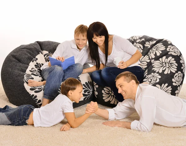 Familie die tijd thuis doorbrengt — Stockfoto