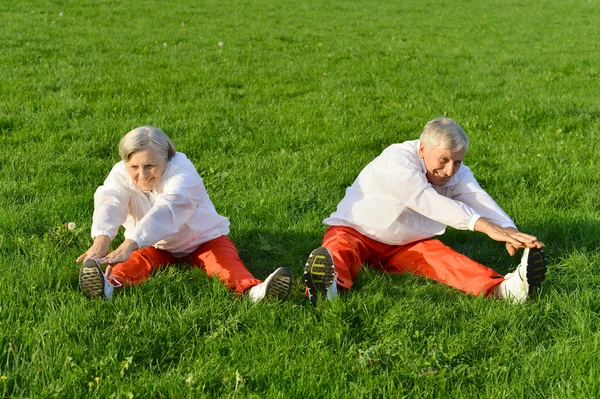 Träning i sommar park — Stockfoto