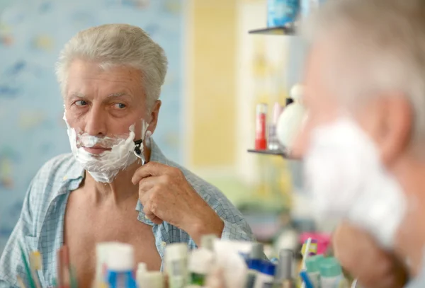 Senior man shaving — Stock Photo, Image