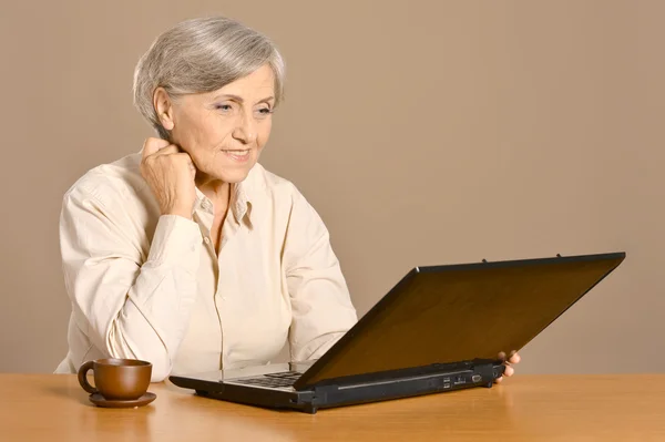 Senior kvinna med bärbar dator — Stockfoto