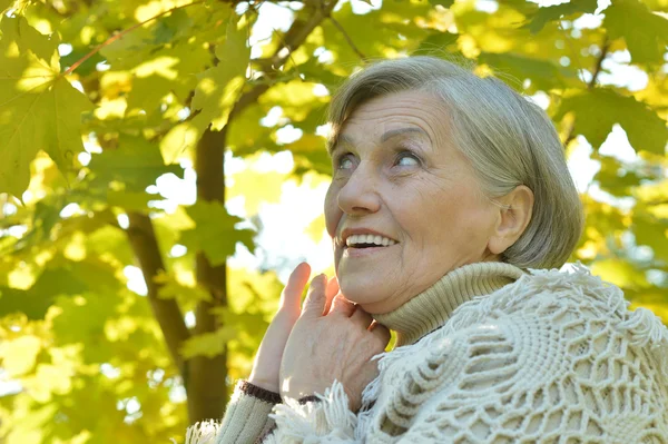 Zamyšleně starší žena na podzim — Stock fotografie