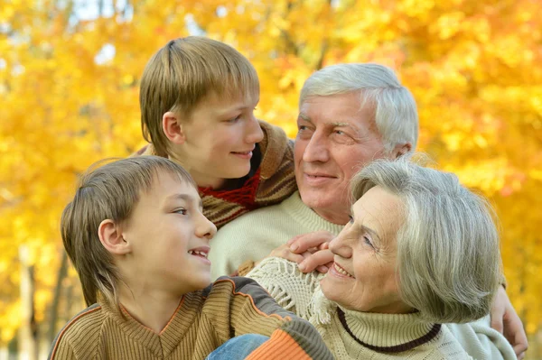 Vriendelijke familie wandelen — Stockfoto