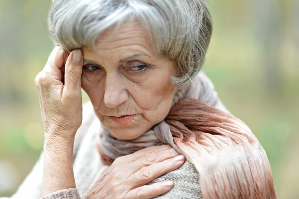 Nadenkend oudere vrouw — Stockfoto