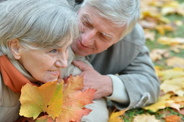 Ritratto di una coppia matura felice sdraiata — Foto Stock