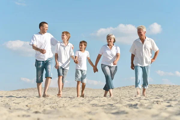 Çıplak ayakla yürümek mutlu bir aile portresi — Stok fotoğraf