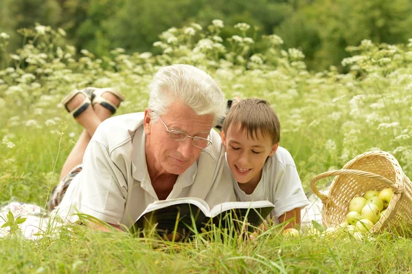 Grootvader en zijn kleinzoon — Stockfoto