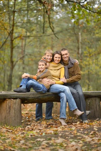 Familie van vier in bos — Stockfoto