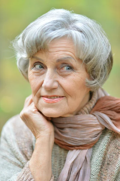 Doordachte senior vrouw in de herfst — Stockfoto