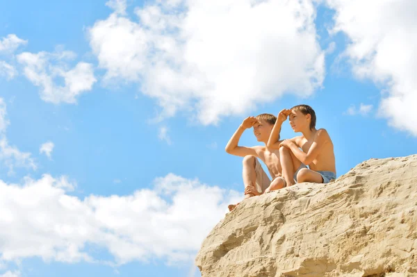 Dois meninos em uma colina — Fotografia de Stock