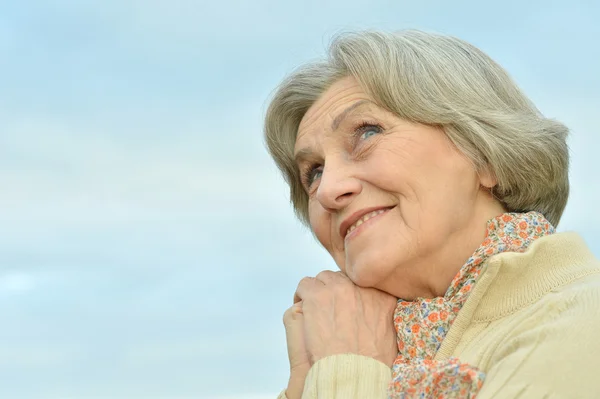 Vrouw poseren tegen de hemel — Stockfoto