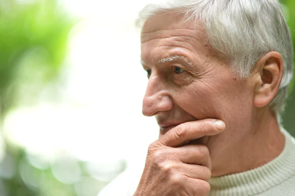 Denkender Senior — Stockfoto