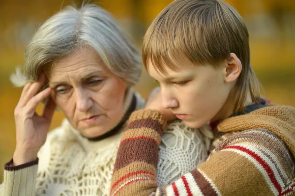 Grootmoeder met haar kleinzoon — Stockfoto