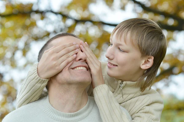 Padre e hijo en un paseo — Foto de Stock