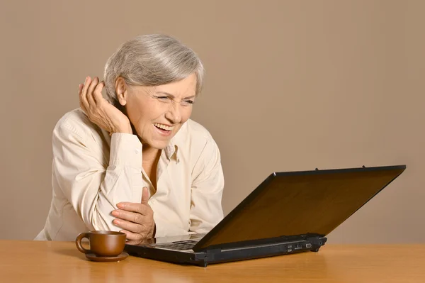 Mujer mayor con portátil — Foto de Stock