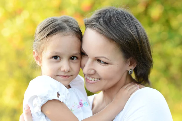 Madre e hija —  Fotos de Stock