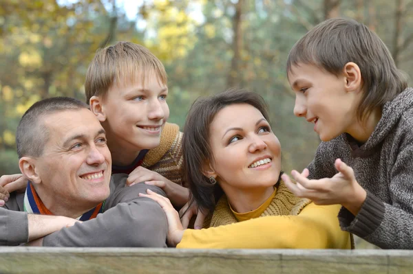 Famille de quatre personnes dans le parc — Photo