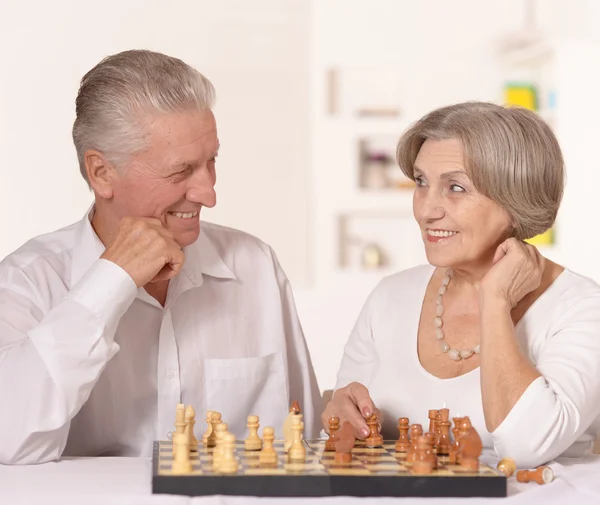 Seniorenpaar spielt Schach — Stockfoto