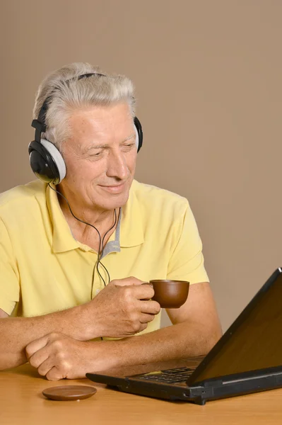 Elder man with laptop — Stock Photo, Image