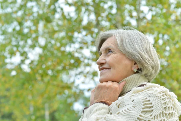 Sonbahar parkındaki yaşlı kadın. — Stok fotoğraf