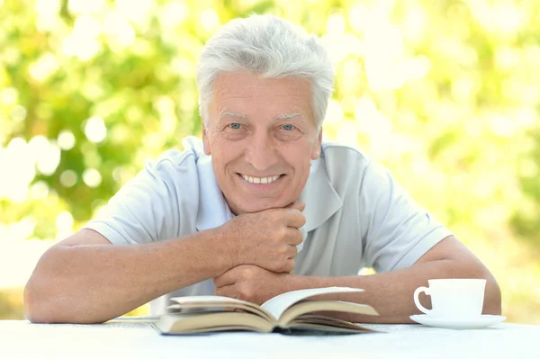 Uomo che legge un libro — Foto Stock