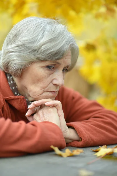悲しいの年配の女性 — ストック写真