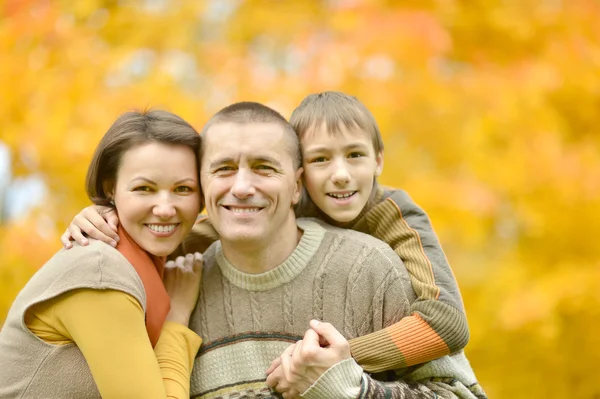 Familie entspannt zusammen — Stockfoto