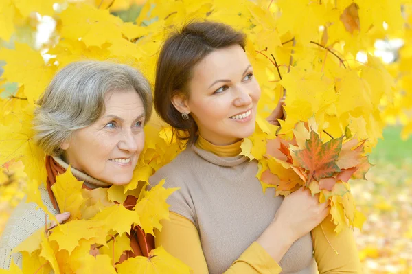 Moeder en dochter voor een wandeling — Stockfoto