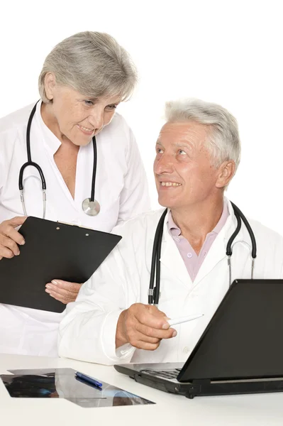 Doctor pareja trabajando en la mesa — Foto de Stock