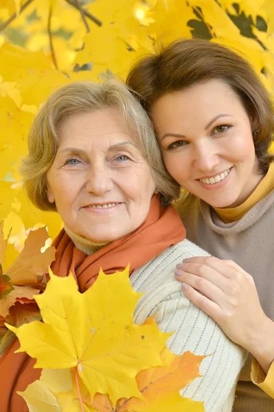 Mom and daughter for a walk — Stock Photo, Image