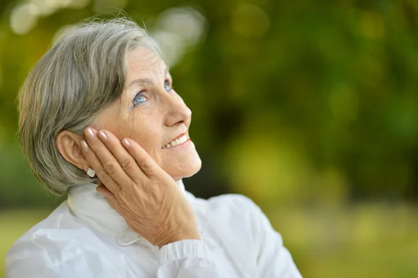 Seniorin auf Spaziergang — Stockfoto