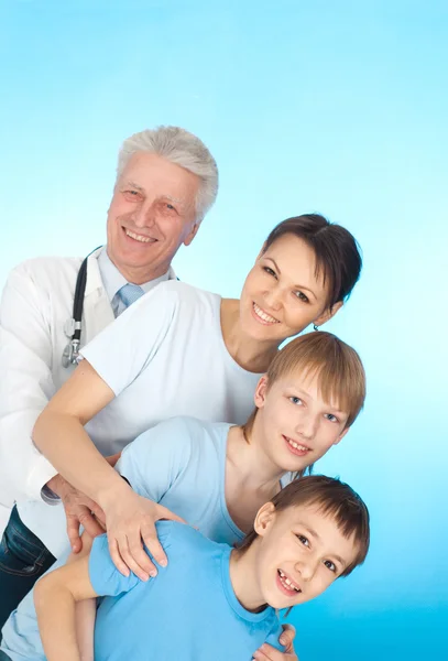 Prachtige familie met kinderen — Stockfoto